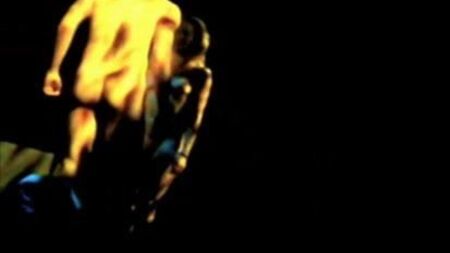 آنا كامب ودانيال رادكليف يظهران عاريين في فيلم «إيكوس»