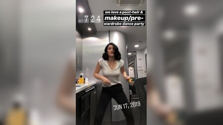 إيسا بريونيس ترقص