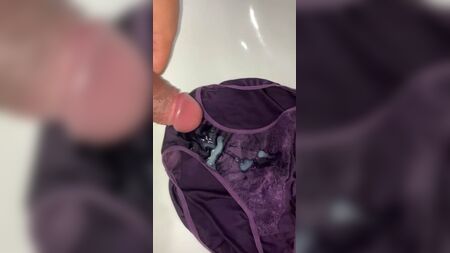 مني على سراويل داخلية أرجوانية