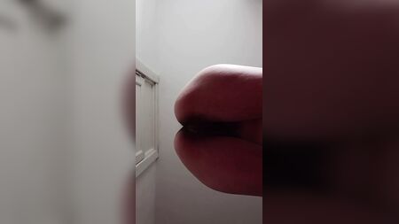 يوغا للياقة البدنية للممارسين العراة. سيدة ناضجة مشعرة تمارس اليوغا عارية في صالة رياضية للعراة. منظر مذهل