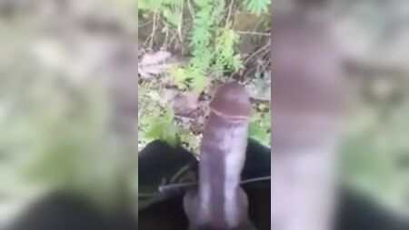 رجل من قبيلة إنغان في بابوا غينيا الجديدة يتبول