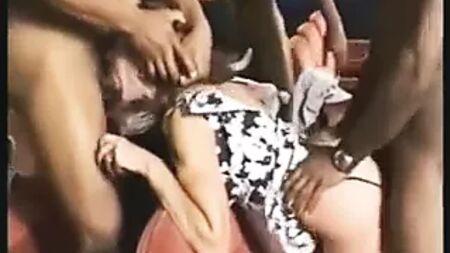 زوجة مثيرة تمارس الجنس مع رجل أسود ضخم