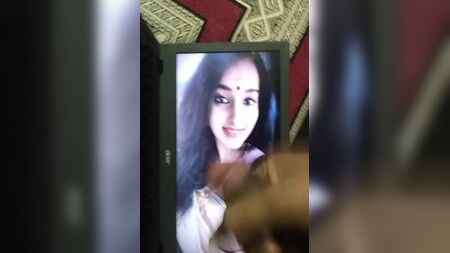 مالافيكا مينون، الممثلة الجنوبية الهندية المثيرة