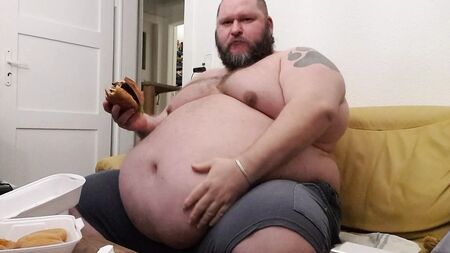 Superchubby SOC - رجل بدين يتناول برغرًا كبيرًا وحلقات البصل