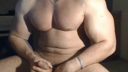 رجل وسيم جدًا وذو عضلات قوية يتخذ أوضاعًا مختلفة ويستمني