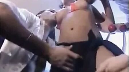 أوليفيا ديل ريو في مشهد مزدوج رائع على متن القارب