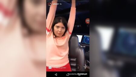 نيهال كاندان ترتدي سروالاً داخلياً أسود