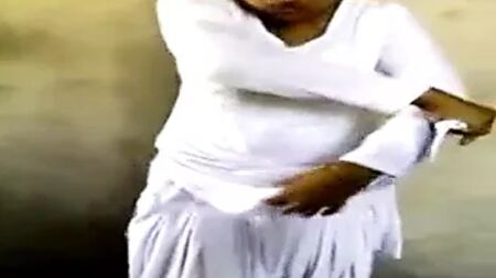 فتاة بنجابية تتعرى وتلمس القضيب