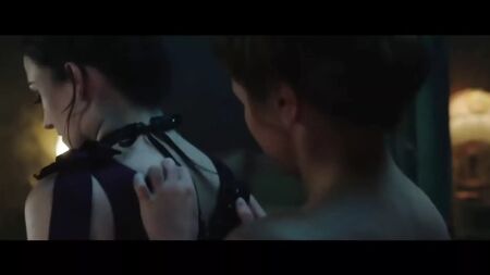إليز باومان وناتاشا نيغوفانليس في فيلم «كارميلا» (2017)