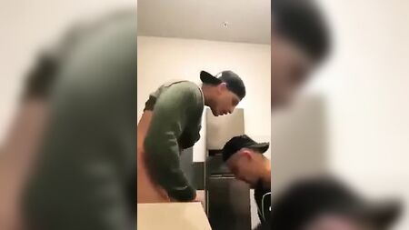 صه، اصمتوا حتى لا يسمعونا
