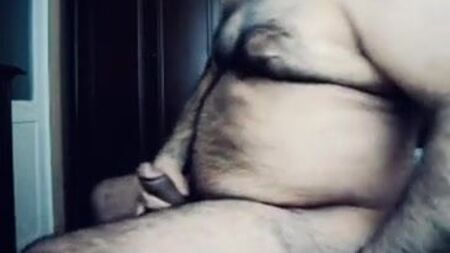 رجل ضخم يعرض ملابسه الداخلية! قضيب ضخم!