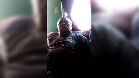 جد شذ يستمني على الأريكة