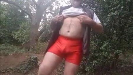 شورت من الألياف المرنة باللون الأحمر