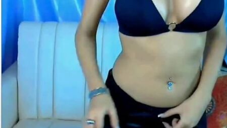 فتاة ترتدي الجلد
