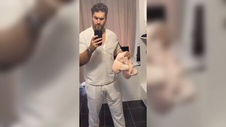 رجل ضخم البنية يرتدي بنطالاً أبيض