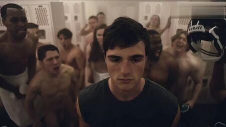 قضيب ضخم في حلقة "Cloakroom" من مسلسل "Euphoria" - الموسم 1 الحلقة 2
