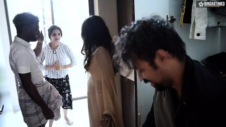 نجوم إباحية هنود من أصل جنوب آسيوي: شجار حقيقي بين النساء خلف الكواليس يتحول إلى فيلم جنسي صريح كامل