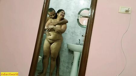 جنس مثير مع "البابي" الجميلة وصبي الفندق البريء!! XXX مثير