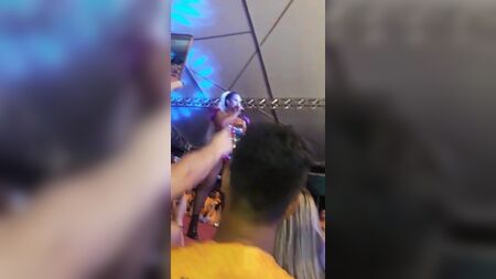 فاليسكا بوبوزودا تظهر مؤخرتها