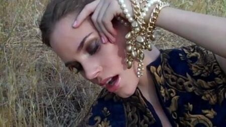 نجمة مسلسل «الانتقام» كريستا ب. ألين تستمني