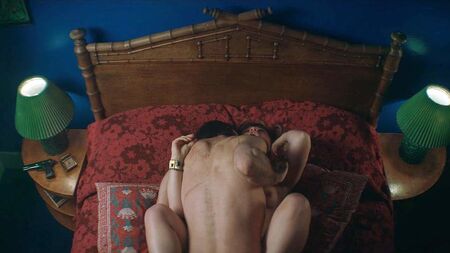 مشهد جنسي عاري لفلورنس بوغ على موقع ScandalPlanet.Com