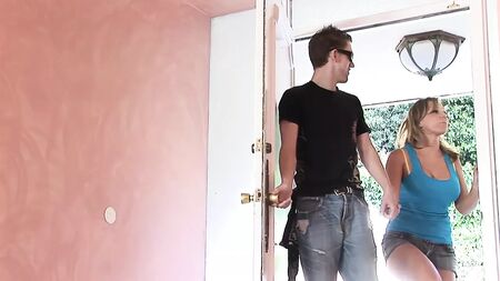 نيكي سيكس، الفتاة الممتلئة ذات الصدر الكبير، تمص وتضاجع قضيبًا ضخمًا