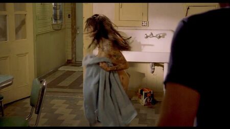 سارة شاهي عارية في فيلم «Bullet To The Head» ScandalPlanet.Com