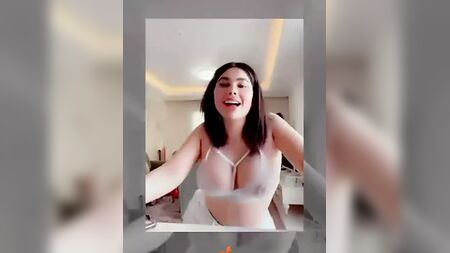 أنجي خوري عارية ذات صدر كبير