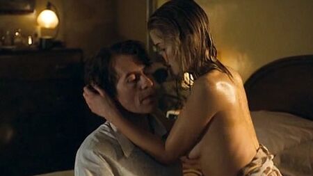 صورة لروزاموند بايك عارية الصدر في فيلم «فوجيتيف بيسز» ScandalPlanetCom