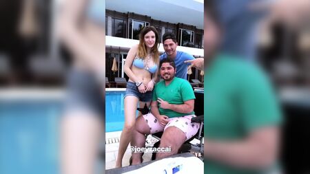 صورة سيلفي لبيلا ثورن تظهر فيها صدرها بشكل واضح، مع ظهور حلمة