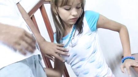 سيلينا مغطاة بالسائل المنوي بعد أن مارست الجنس الفموي والجنس