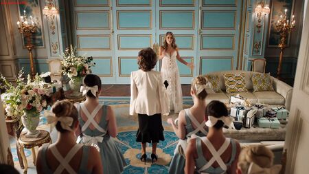 إليزابيث هيرلي، إميلي باربر - The Royals الموسم 4 الحلقة 6 (2018)