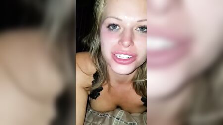 عاهرة هاوية تمتص السائل المنوي من كس صديقتها