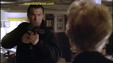 مشهد إيريكا إيلينياك العاري في فيلم «تحت الحصار» ScandalPlanet.Com