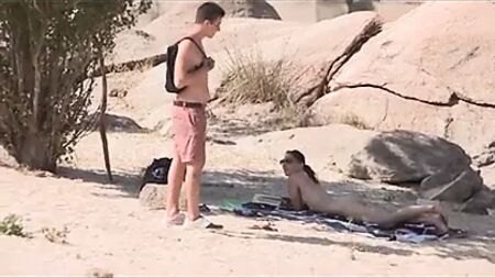 غريب يقع في غرام قضيب جوتادي الضخم على شاطئ العراة