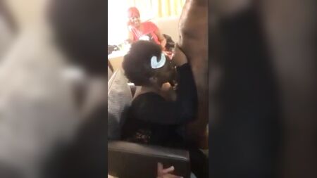 زوجة أبي السوداء المسنة تمص قضيب راقص تعري في حفلة