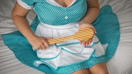 طلب الضرب على المؤخرة: قصة صوتية من عالم ABDL