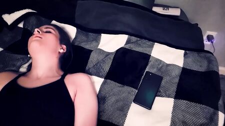 تسمح لي ابنة صديقي بمشاهدتها وهي تستمني حتى تصل إلى النشوة