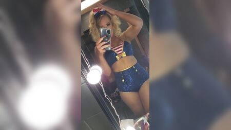 WWE - صورة سيلفي مثيرة للاسي إيفانز أمام المرآة، يناير 2021