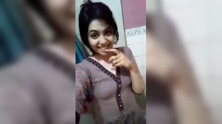 عرض عاري لفتاة تاميلية