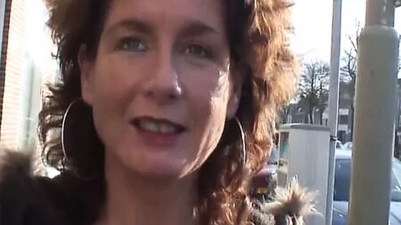 أول تجربة جنسية شرجية لامرأة ناضجة في الأربعين من عمرها