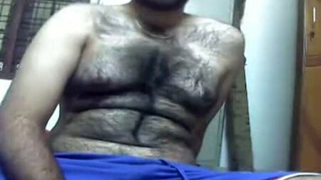 رجل هندي من ولاية تيلوغو، أشقر وذو شعر كثيف