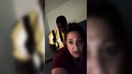 امرأة ناضجة ذات مؤخرة كبيرة تستقبل قضيبًا أسود ضخمًا حتى يصل إلى ذروته في مطعم «ديف آند باسترز»