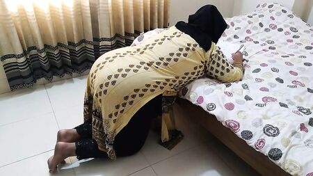 أثناء قراءة الكتاب، قام الأخ الأصغر بالتحرش بأخته الكبرى – صوت واضح باللغة الهندية (جنس عائلي هندي)