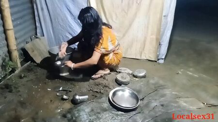 Indian localsex31: كانت زوجة أخيها تغسل الأطباق عندما قفز عليها زوج أخيها كأنه حصان