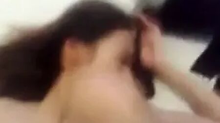 الشابة تتنهد وهي تصل إلى ذروتها