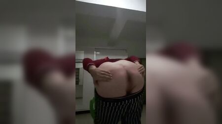 امرأة ترتدي عمامة وتستعرض مؤخرتها وهي في وضعية الانحناء
