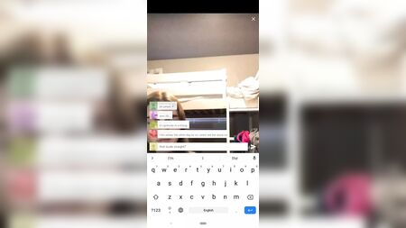 ثلاث فتيات يتعرين
