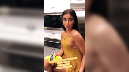 سارة هايلاند تظهر حلمتاها من خلال فستان أصفر قصير
