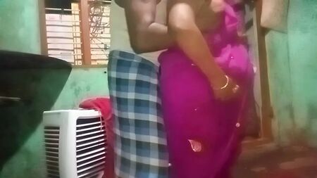 عمة تاميلية تفرز الحليب من ثدييها أمام زوجها الحقيقي